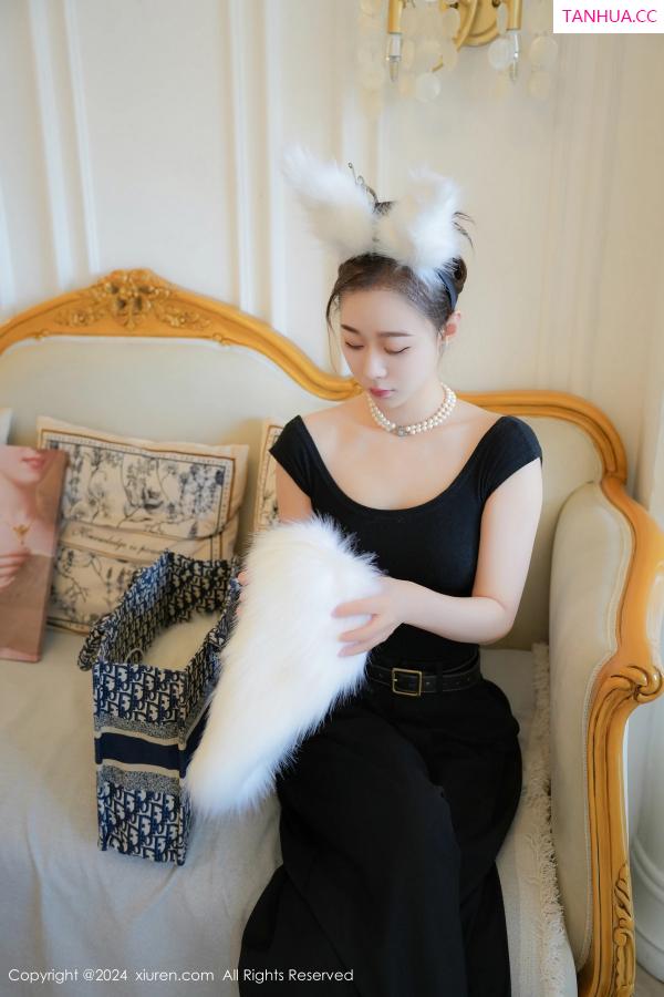 Meow喵喵哒  [XiuRen]高清写真图 2024.08.02 No.8955 喵喵JOJO 性感美腿第14张图片